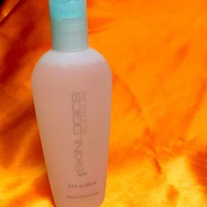 Skinlogics PlatinumTonic helps improve skin tone